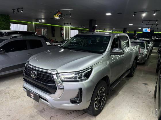 TOYOTA HILUX 2.8 D-4D TURBO DIESEL CD SRX 4X4 AUTOMÁTICO